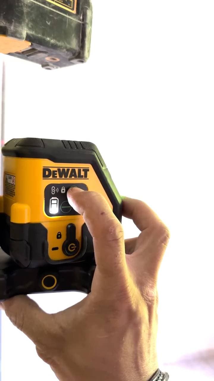 Na obra, visibilidade é imprescindível. O feixe verde entrega máxima visibilidade em ambientes claros e externos. O feixe vermelho garante eficiência, economia e desempenho confiável em áreas internas. Qual é o ideal para o seu trabalho? 📹 @casabellagesso #DEWALT #SuaAliadaIndustrial #Ferramentas #FerramentasIndustriais #FerramentasDEWALT #NivelaLaser Ferramentas nesta publicação: DCLE14021GB | DW088K